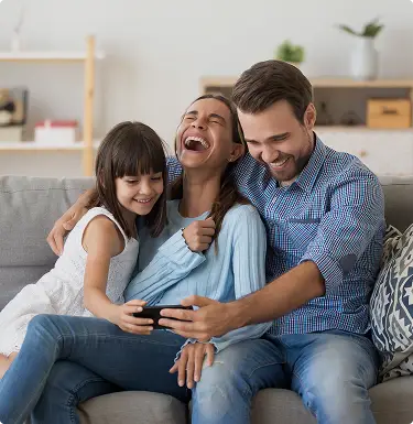 Banner principal con una familia feliz, disfrutando del día.