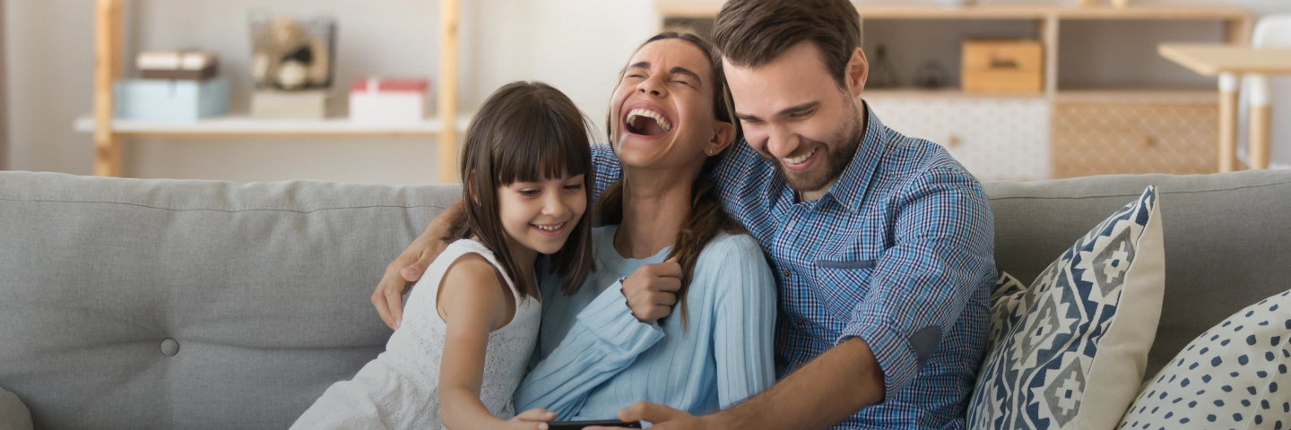 Banner principal con una familia feliz, disfrutando del día.