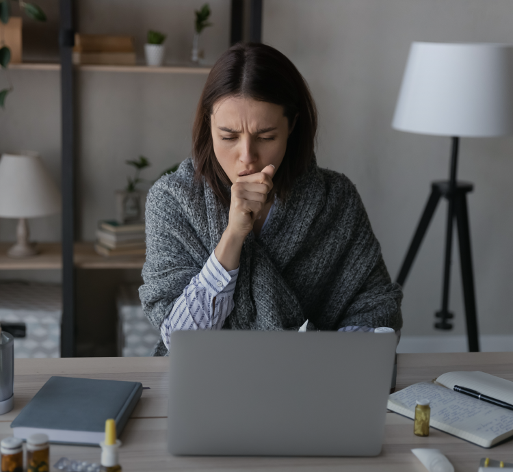 Persona adulta en la banca de un parque, tosiendo.